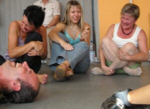 Latterkursus med Latteryoga ender altid med et grineflip. Skab Latter og Sammenhold med et Latterkursus