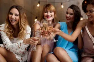 4 kvinder skåler på en god ide til polterabend for kvinder: Grinegaranti med et latterkursus