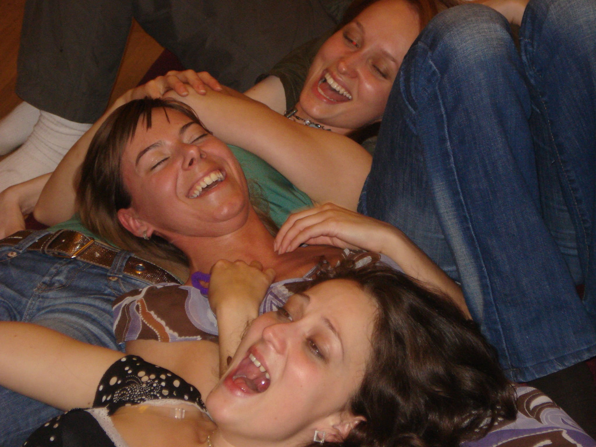 Kvinder der ligger på gulvet og deltager i fri latter på et latterkursus og oplever latterens magi