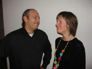 Lattermusklerne er ømme ho den mandlige lattercoach og den kvindelige deltager i latteryoga