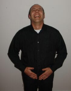 Få smittende latter med Ejvind Jacobsen - som her griner en stille latter med åben mund