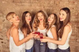 Underholdning til Polterabend med latterkursus. Billede af unge kvinder der fejrer plterabend