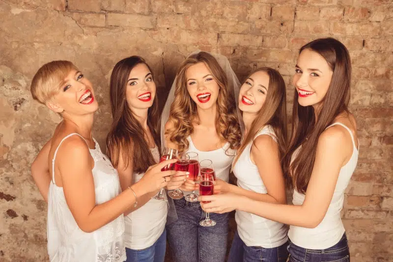 Underholdning til Polterabend med latterkursus. Billede af unge kvinder der fejrer plterabend