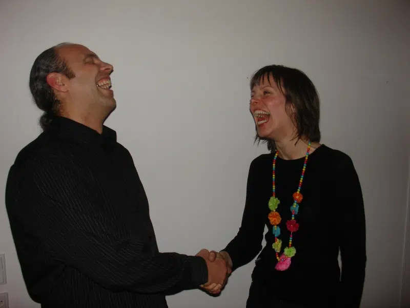 Book latterkursus til event med garanti. Billede af hilse latter ved et latterevent