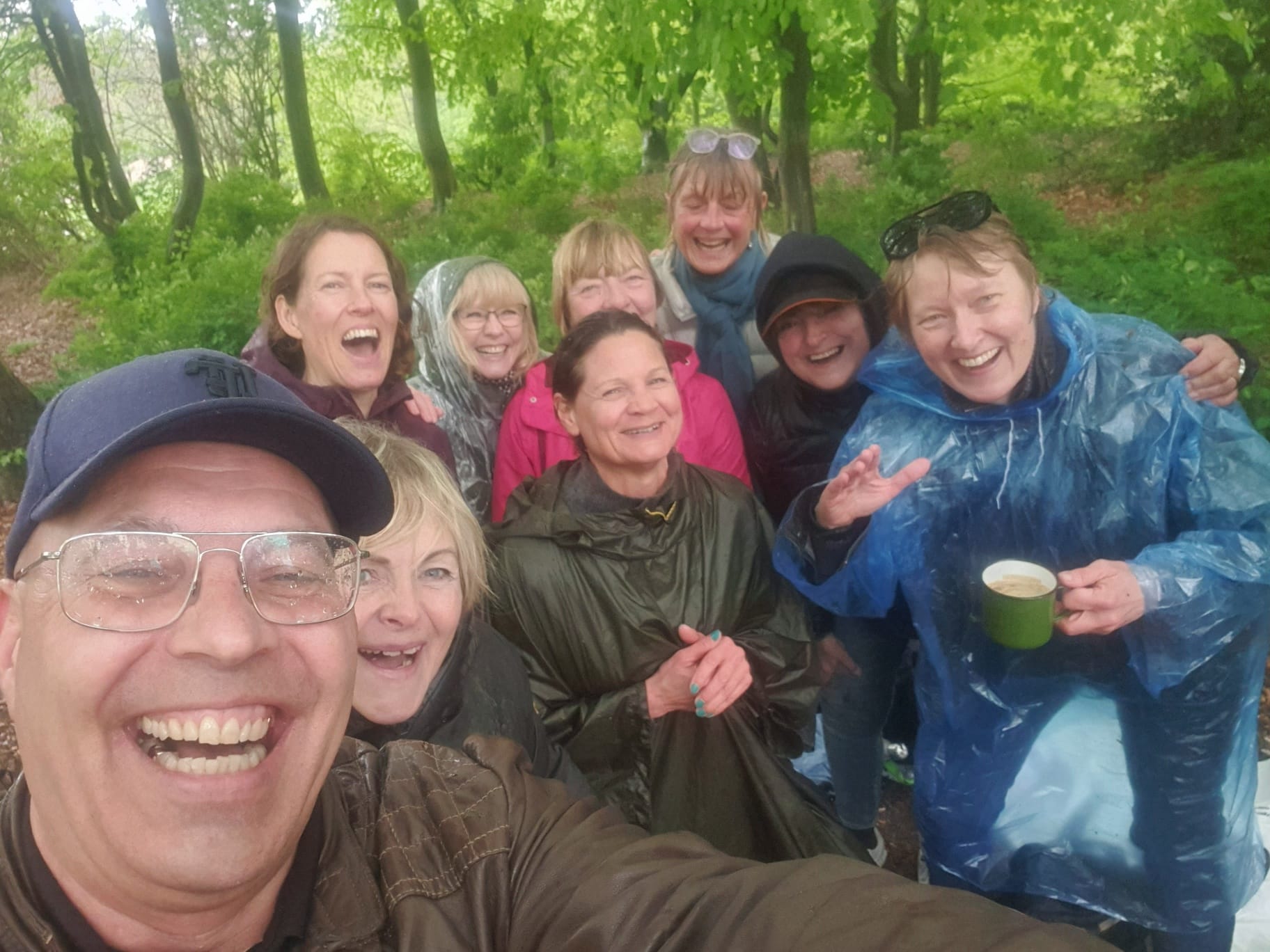 Hvor finder man latterens verdensdag nu? Deltagere ved sidste års Latterdag griner sammen i regnen.