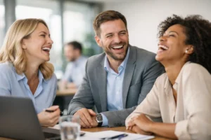 Latter som energibooster på arbejdspladsen. Bestil jeres næste lattervent på 22798090. AI billede af medarbejdere der griner sammen