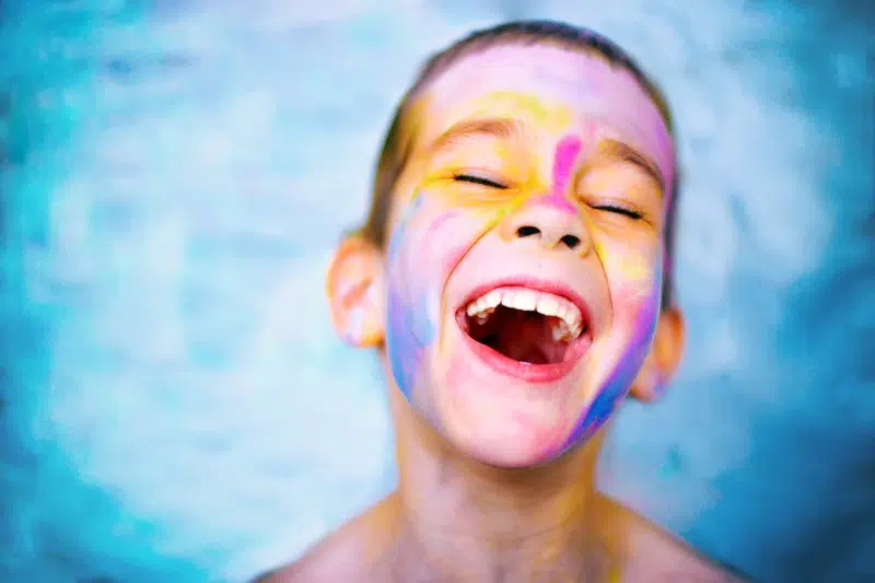 Underholdning til konfirmation voksne vælger. Billede af en dreng der griner til en fest